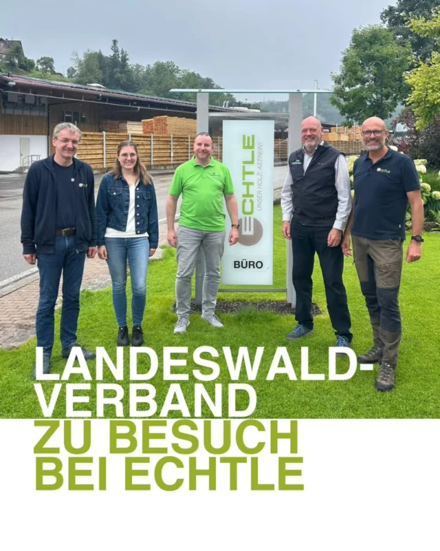 🌲 Besuch des Landeswaldverbands bei Echtle 🌳

Gestern durften wir den Vorsitzenden des Landeswaldverbands Baden-Württemberg, Reinhold Mayer, und Geschäftsführer Ulrich Potell bei uns in Nordrach willkommen heißen.

Im Mittelpunkt des Austauschs: der Dialog zwischen Forstwirtschaft und der weiterverarbeitenden Holzindustrie.

🌲🌳 Gemeinsam wurde über eine verantwortungsvolle/klimagerechte Waldnutzung, nachhaltige Holznutzung und die Chancen einer engen Zusammenarbeit zwischen Forstwirtschaft und holzverarbeitender Industrie gesprochen.

🏭 Bei der Besichtigung unseres Werks konnten sich die Gäste mit großer Begeisterung ein Bild davon machen, wie hochwertiges Holz effizient und ressourcenschonend verarbeitet wird.

Wir bedanken uns für den Besuch sowie den wertvollen Austausch über diese wichtigen Themen! 🤝

 
#echtle #landeswaldverband #waldwirtschaft #holzwirtschaft #weißtanne #holz #nachhaltigkeit #regional #waldundholz #besuch #handwerk #forstwirtschaft