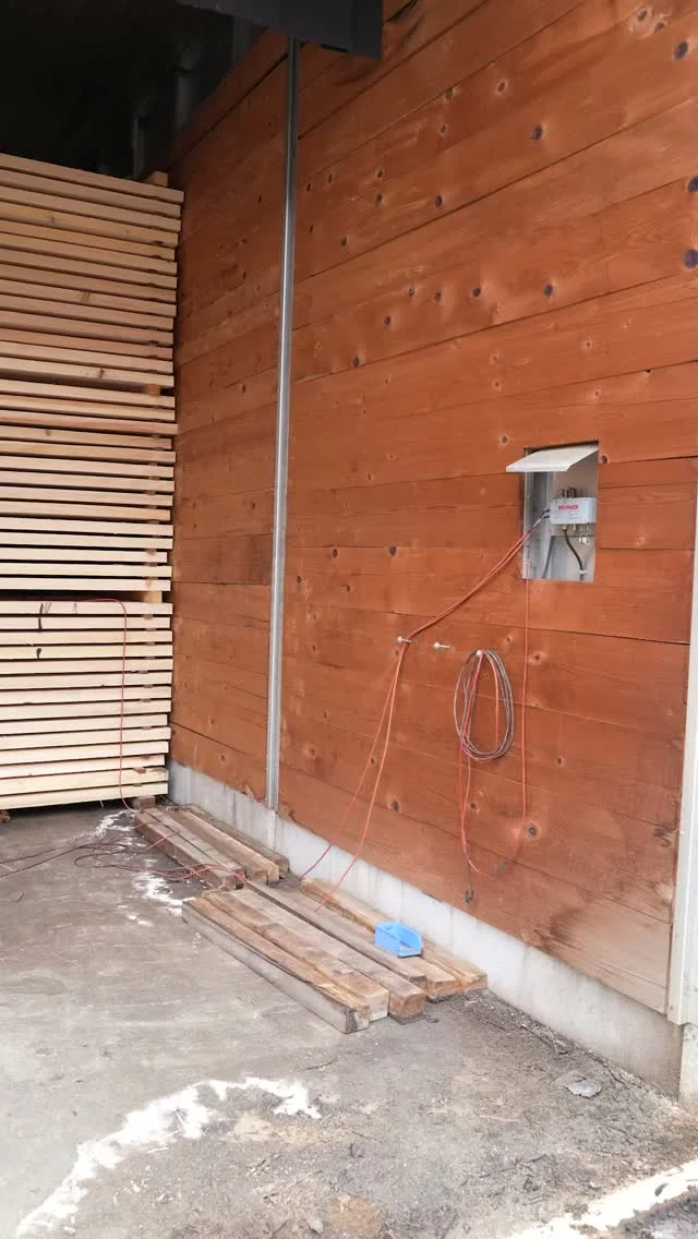 TECHNIK, DIE IM HINTERGRUND LÄUFT
Damit unsere Anlagen zuverlässig laufen, steckt dahinter viel Arbeit an Technik und Elektrik, von der Steuerung bis zur Trockenkammer.
Unser Instandhaltungsteam sorgt dafür, dass alles reibungslos funktioniert, Tag für Tag.
Diese Arbeit im Hintergrund ist sehr wichtig für eine reibungslose Produktion.
#SägewerkEchtle #Weißtanne #Nordrach #Instandhaltung #Technik