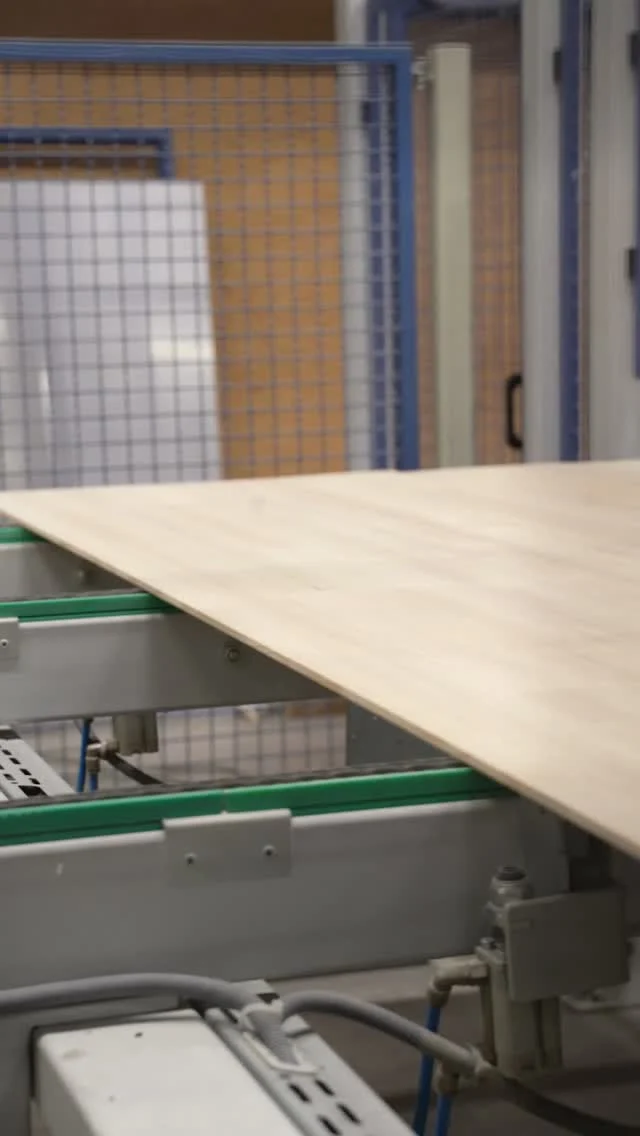 HANDARBEIT TRIFFT HIGHTECH
In unserer Plattenproduktion verbinden wir moderne CNC-Technik mit dem geschulten Blick unserer Mitarbeiter.
Jede Platte wird exakt bearbeitet und sorgfältig kontrolliert, bevor sie unser Werk verlässt.
So entsteht aus dem Rohmaterial ein Produkt, auf das wir stolz sein können.
#SägewerkEchtle #Weißtanne #Nordrach #Plattenproduktion #Handwerk